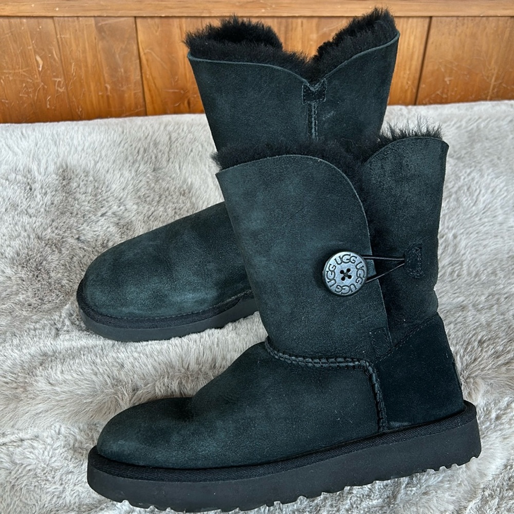 Ugg Button Black - image 1